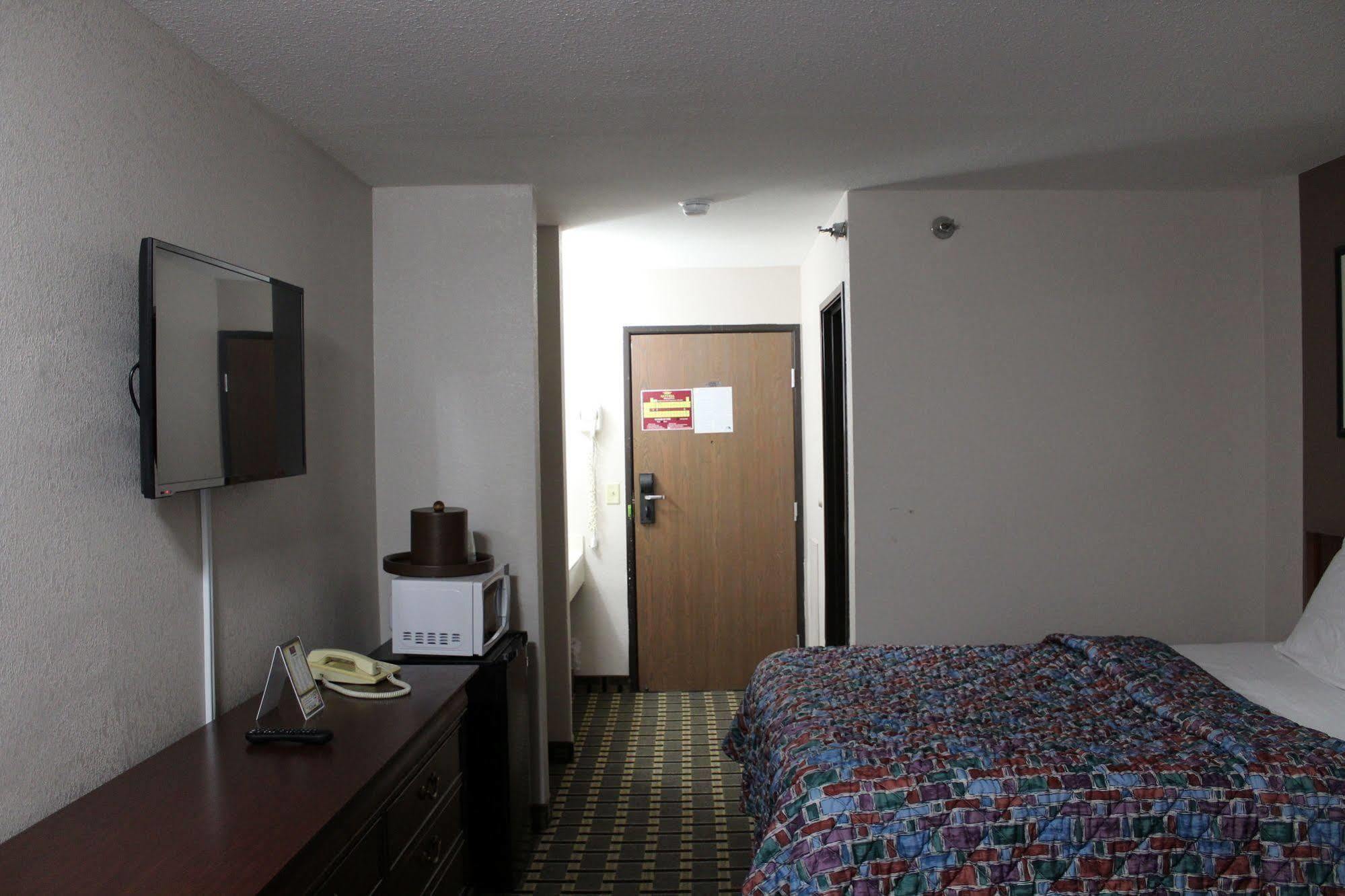 Coratel Inn And Suites Maple Grove Exterior foto